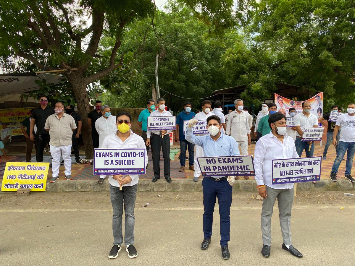 ProfCongHaryana's tweet photo. AIPC Haryana, Faridabad chapter members protest against the BJP Govt’s ill-advised &amp; arrogant decision to conduct exams.

#FourYearsOfProgress #ProfessionalForProgress https://t.co/adPmXuuEco