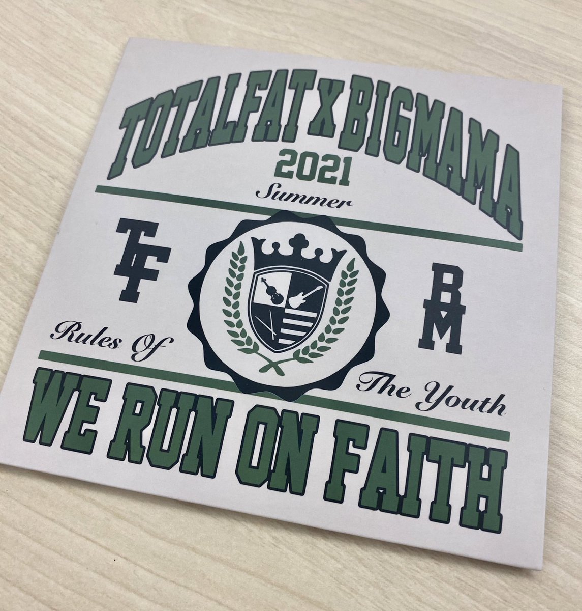 TOTALFAT_crew's tweet photo. 【TOTALFAT】
いよいよ明日！
8/1(日)22:00発売開始！
TOTALFAT,BIGMAMA
「WE RUN ON FAITH」

CD+GOODS限定セット
UKFC ONLINE SHOPにて数量限定発売🔥🔥🔥

https://t.co/KJJTPAuGy3 https://t.co/SLxsMtsO43