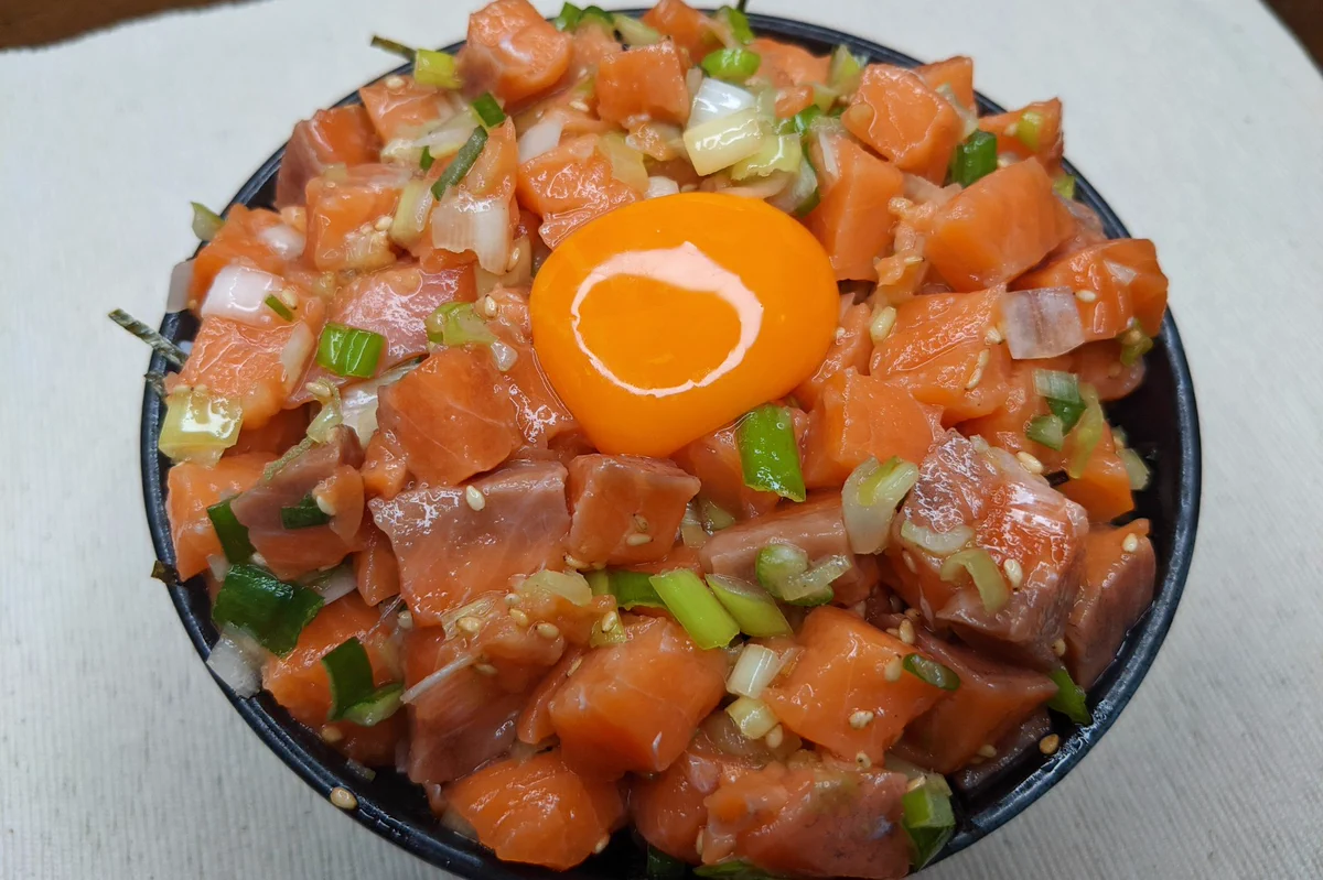 箸が止まらなくなってしまう！？「至福のネギガラサーモン丼」の作り方！