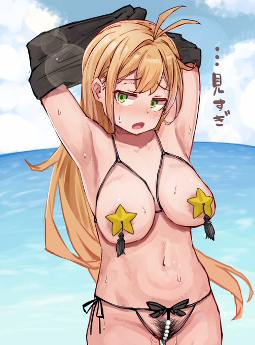 とんでもない恰好での海水浴を強いられるマキ氏 