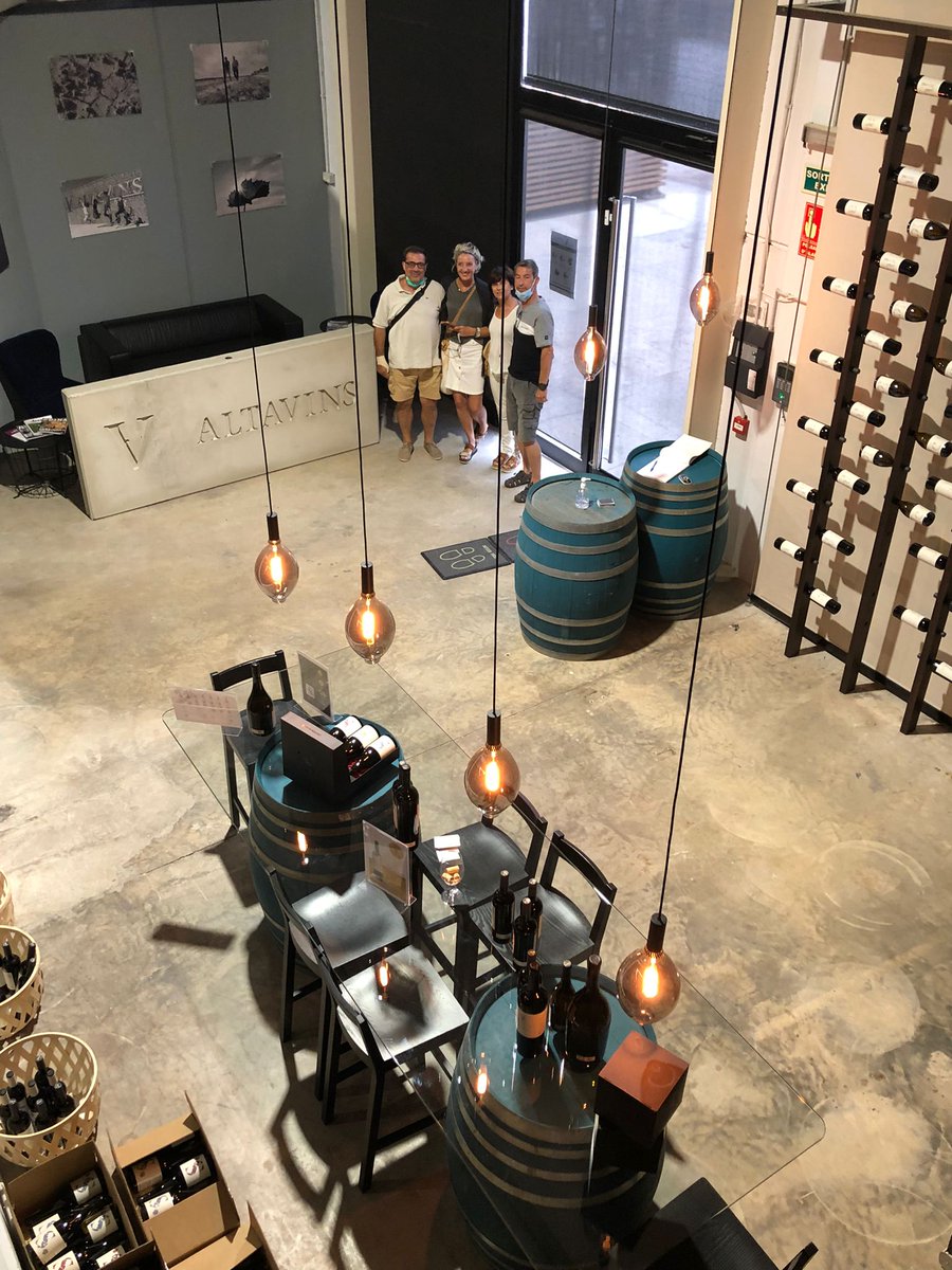 bodevibcn's tweet photo. ¿Sabías que participar en una #cataonline #Bodevi, tiene premio? Siempre finalizamos con un #QuizzBodevi y el ganador se lleva una visita personalizada a la bodega. Hoy tenemos a los vencedores de la cata de @altavins disfrutando de #cultura #vino #entorno y #buenosamigos 🥂 https://t.co/8Z5pC0WhYi