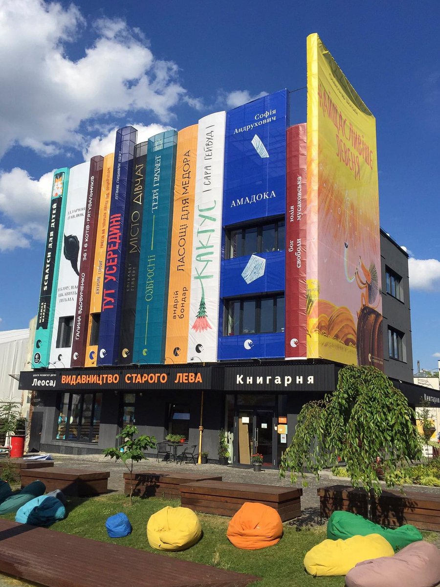 akhudo's tweet photo. нова поличка з книг в будинку Видавництва Старого Лева @The_OldLion на #FESTrepublic 📒📘 #Lviv #Ukraine 🇺🇦 https://t.co/AMWm3IIIrv