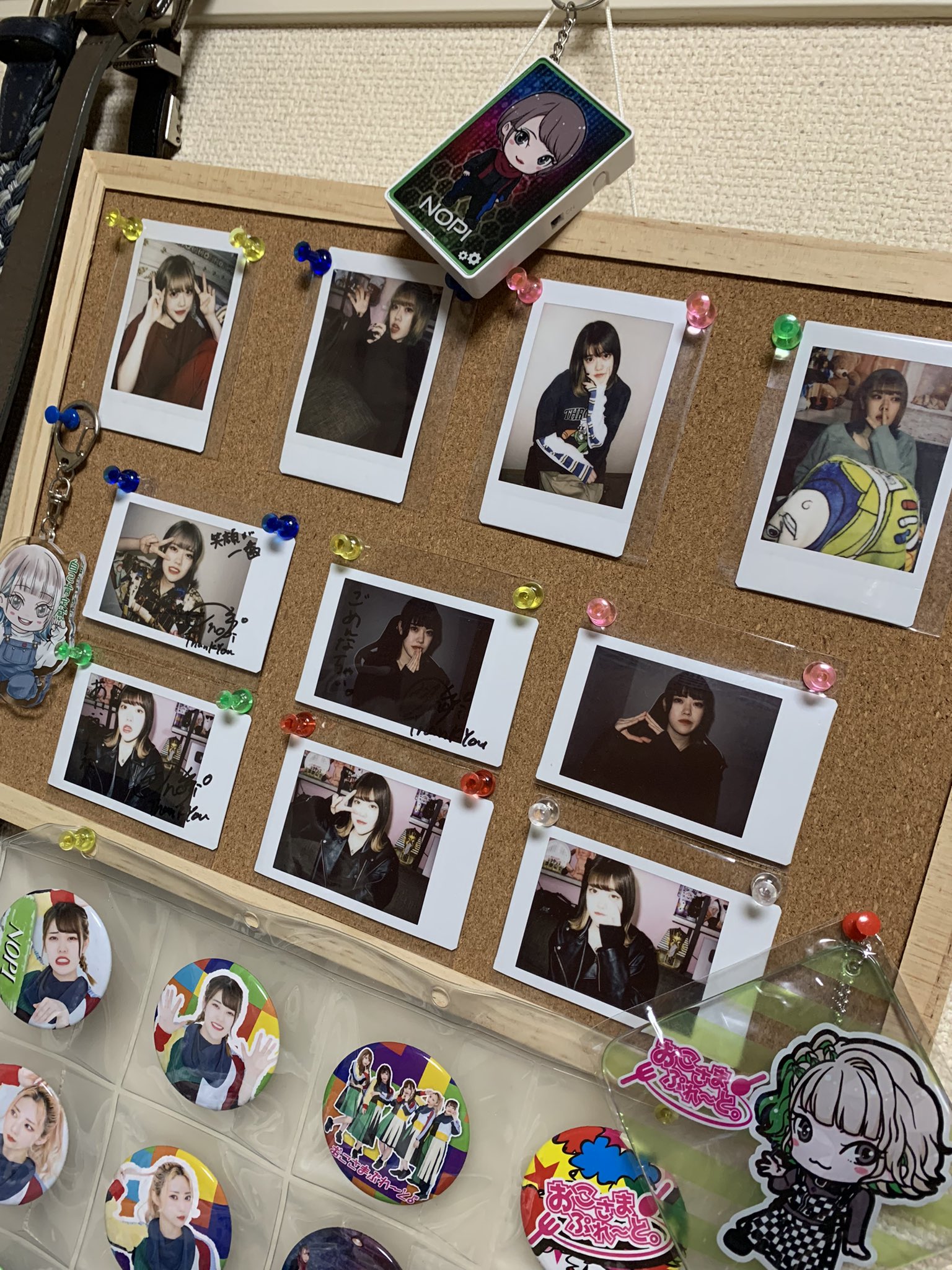 まお ピノッ子 みんなおこぷれのチェキとかって やっぱチェキホルダーとかで保管してるのかな 自分はいつでも見れるように したいから フィルムに入れて コルクボードに挿してるんだけど なんかオススメの飾り方あったら 教えて欲しいです