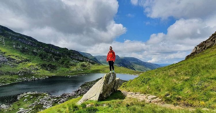 Wonderful photo from @linzhack of her adventures in Snowdonia! #snowdoniagram #snowdonianationalpark #wales #cymru #tryfan #ogwenvalley #northwales #visitwales #snowdonia #snowdoniapics