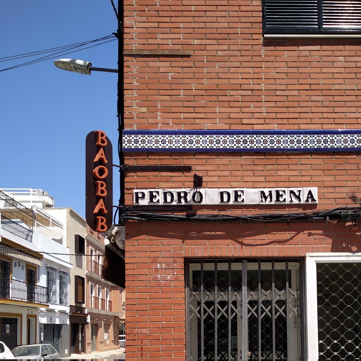 pmenaarqto's tweet photo. Me llamo Pedro Mena y soy arquitecto. Tengo un estudio con dos amigos y la primera casa que hemos terminado, año 2021, está en esta calle y en el número 21. Las cosas que tiene la vida. https://t.co/GknJtUa1i9