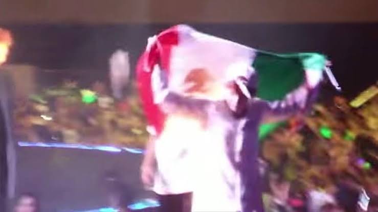 eltacodekimchi's tweet photo. Que buen día para recordar cuando Yoongi tuvo la bandera de México en sus manos 🇲🇽

#ElOroEsNuestro https://t.co/0MHW8upcdy