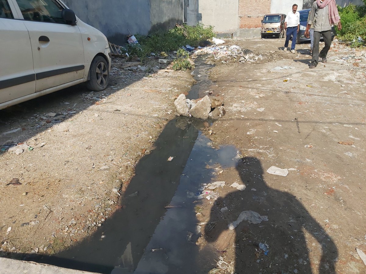 Deepanshu304's tweet photo. @ArvindKejriwal @msisodia
Sir Please help us
This is the Condition of Street No 9 Sant Nagar Main Market Burari Delhi :- 110084
Sir there is a plot in our street in which people use to throw garbage and Sewage Waste and because of this it is becoming the hub of many diseases. https://t.co/Xg8sZfvWMv