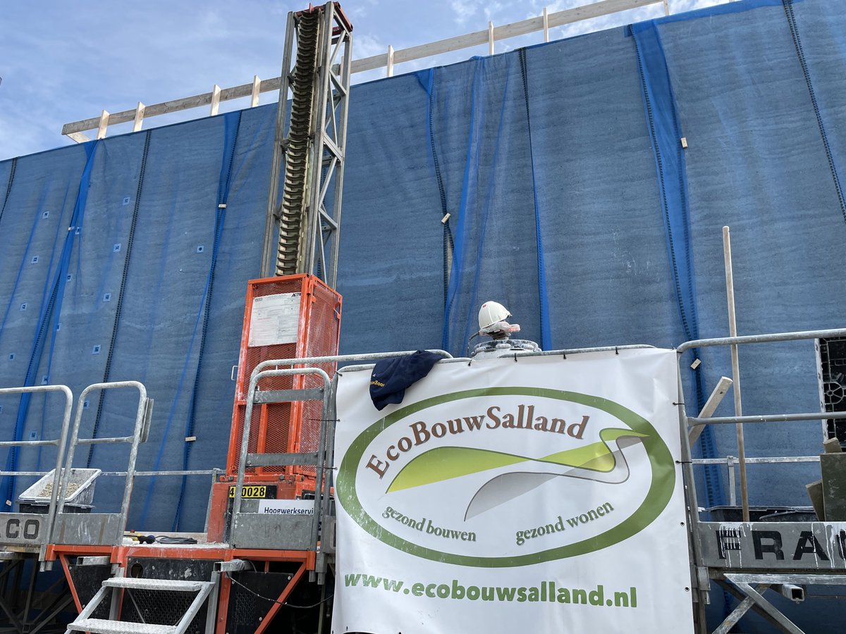 Vrijdag kijkje genomen bij aanbrengen eco-muren van kalkhennep aan ons duurzame ‘nieuwe’ gemeentehuis. Heldere uitleg gekregen van uitvoerder Rens, EcoBouwSalland, over de precieze werkzaamheden en de nodige bescherming met doeken tegen fikse regenbuien nu. Succes verder!