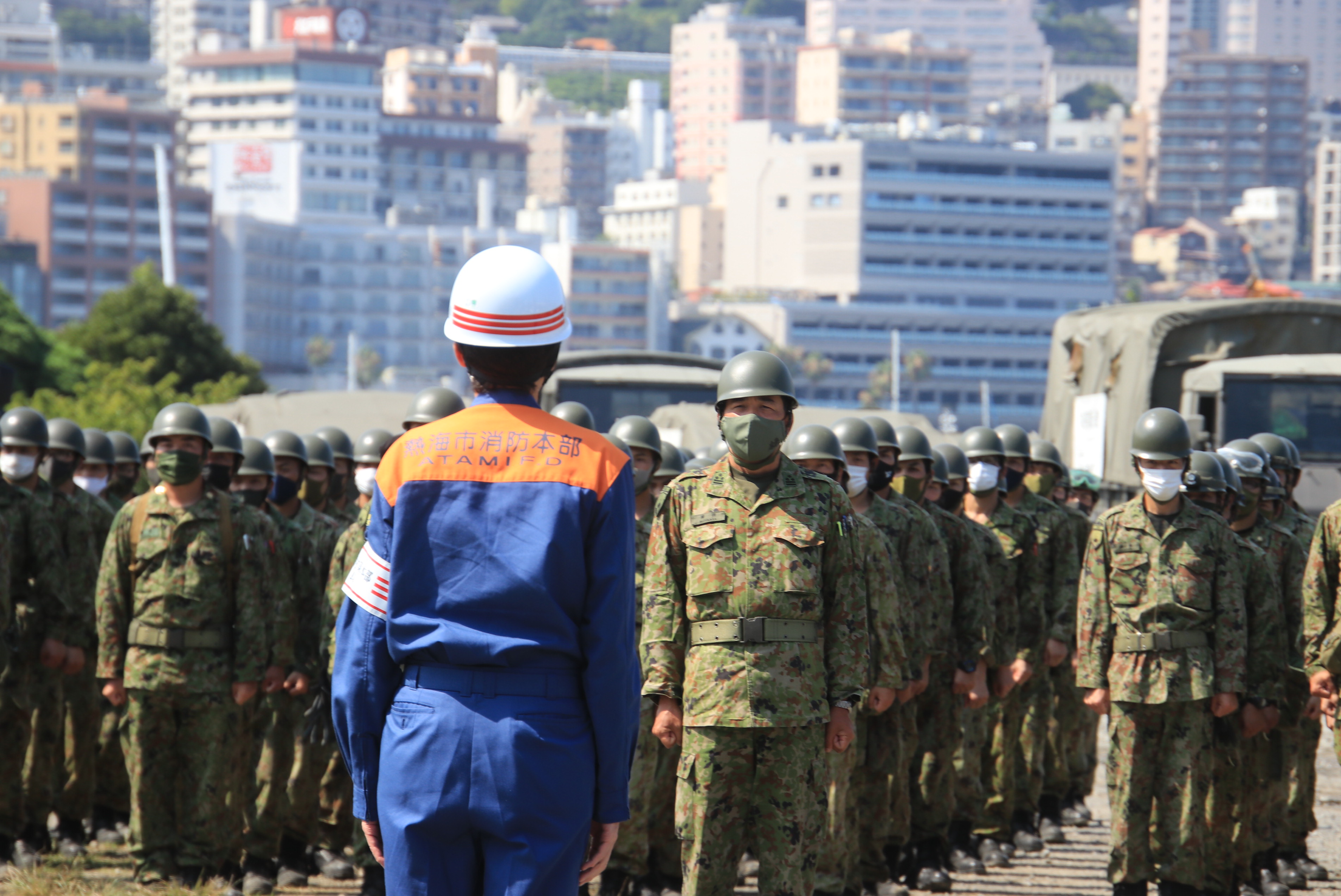 防衛省 自衛隊 災害対策 本日 31日 静岡県知事からの撤収要請を受け 自衛隊 は令和３年７月１日からの大雨に係る災害派遣活動を終了しました 添付の写真は 陸上自衛隊 第３４普通科連隊 板妻 の隊員が 熱海市長から感謝のお言葉を受けている