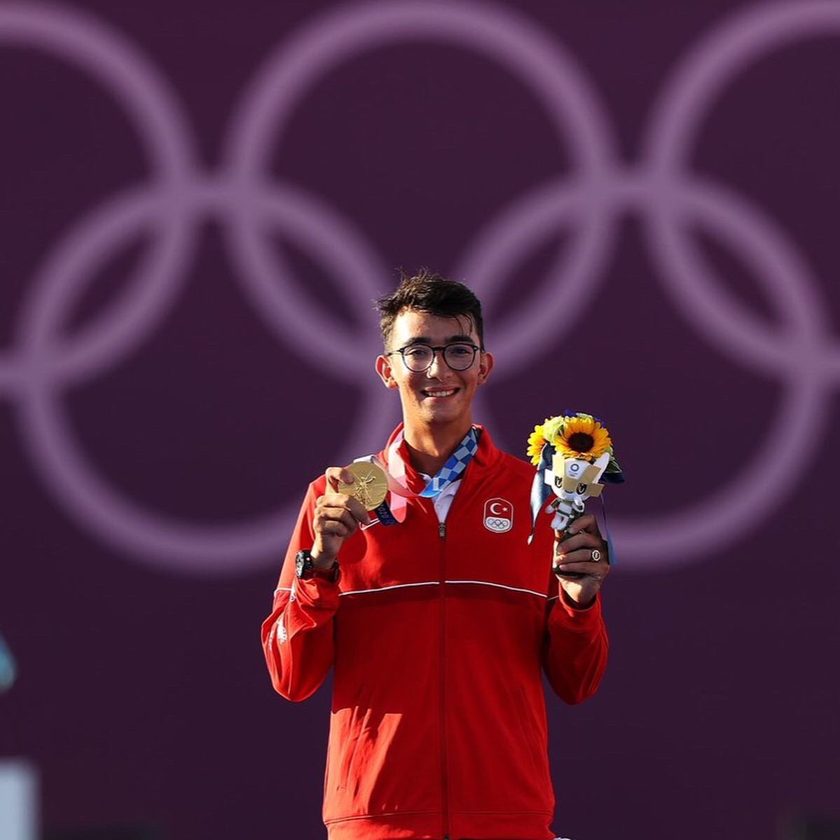 Olimpiyat tarihimizin ilk şampiyon okçusu! 🇹🇷 #MeteGazoz seninle gurur duyuyoruz. 👏🏼🥇🏆
