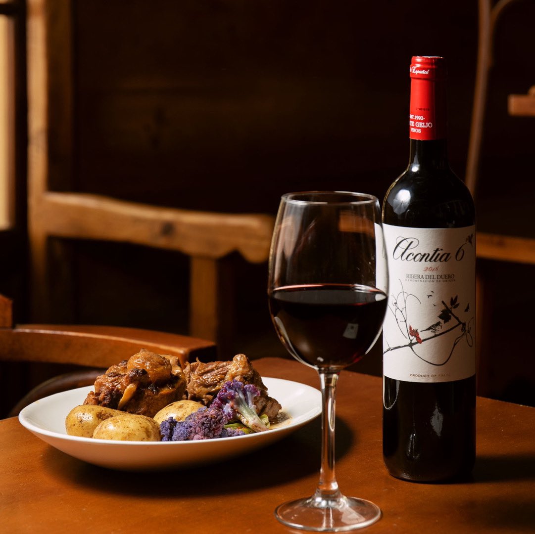 Rabo de toro estofado, un plato lleno de sabor y tradición cocinado a fuego lento para que la carne quede jugosa y se deshaga en la boca.
¿No te parece apetecible? 😋
.
Te esperamos en el corazón de Málaga ❤️
.
.
#rabodetoro #rabodetoroestofado #gastronomiaandaluza #elpimpi