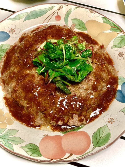 ごはん
ミートローフを作りました。肉こねてオーブンで焼くだけなのでハンバーグより楽で好きw
あとは残ってた自家製ジェノベーゼソースを使ってベーコントマトのシンプルパスタ🍅
赤ワインで頂きました🍷 