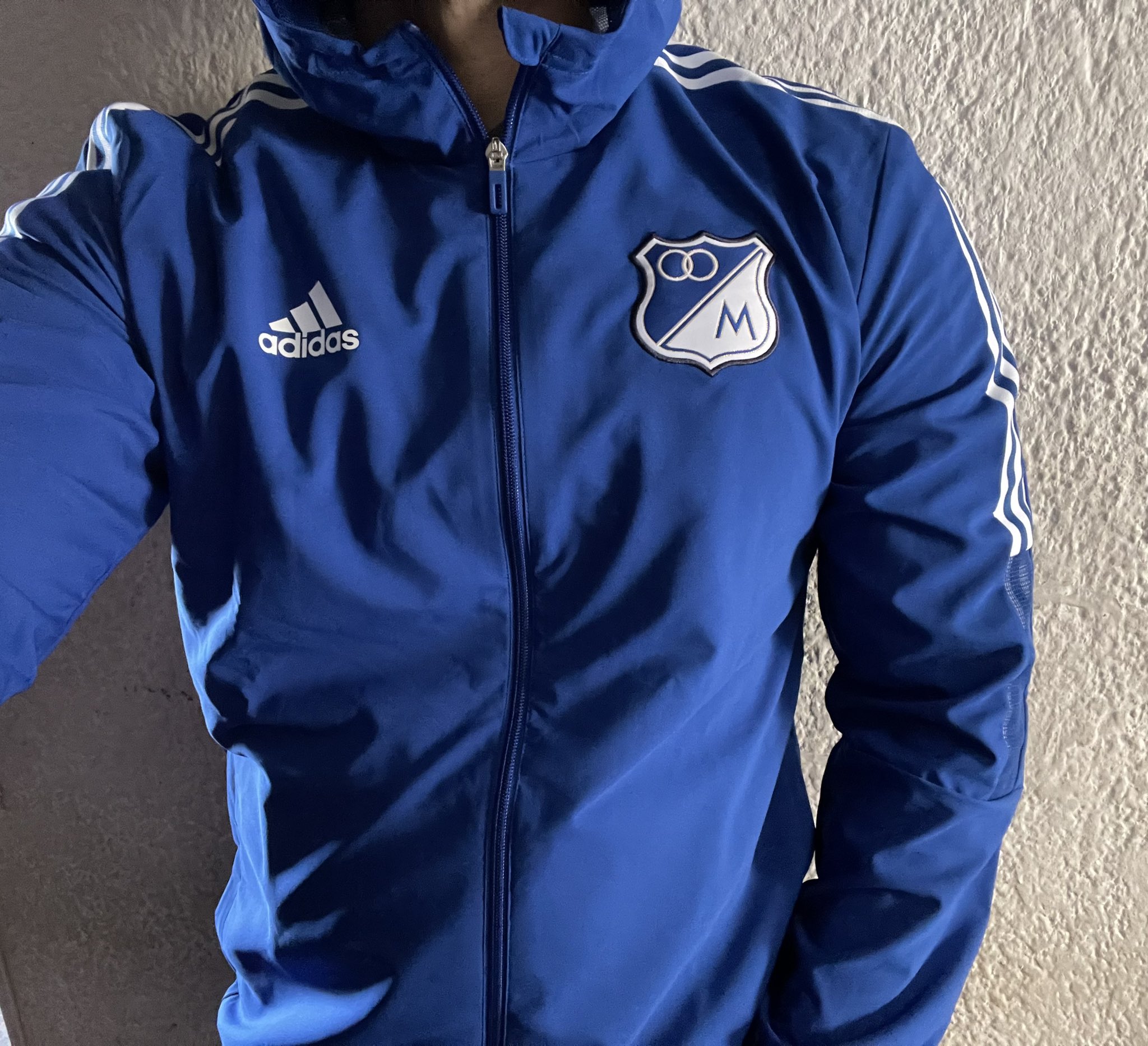 Twitter 上的 Lucho Ⓜ️："La colección Millonarios 2021 BRUTAL! Esta chaqueta rompevientos tiene un aire a las clásicas que ni les cuento y la camiseta gris es simplemente espectacular https://t.co/k3A1qEThHX" / Twitter