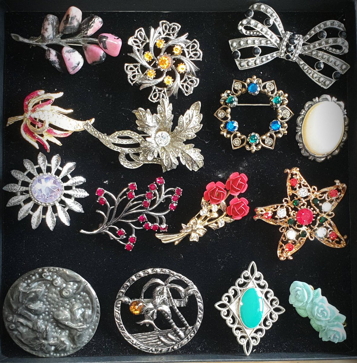 Beautiful vintage brooches getting ready to go to Vintage Nostalgia Festival 😍 

#brooches #broochaddict #vintagenostalgia #vintagenostalgiashow #vintagenostalgiafestival #vintagebrooches #vintagejewelryforsale #vintagejewelleryforsale #vintagejewelrylover #buyvintage #