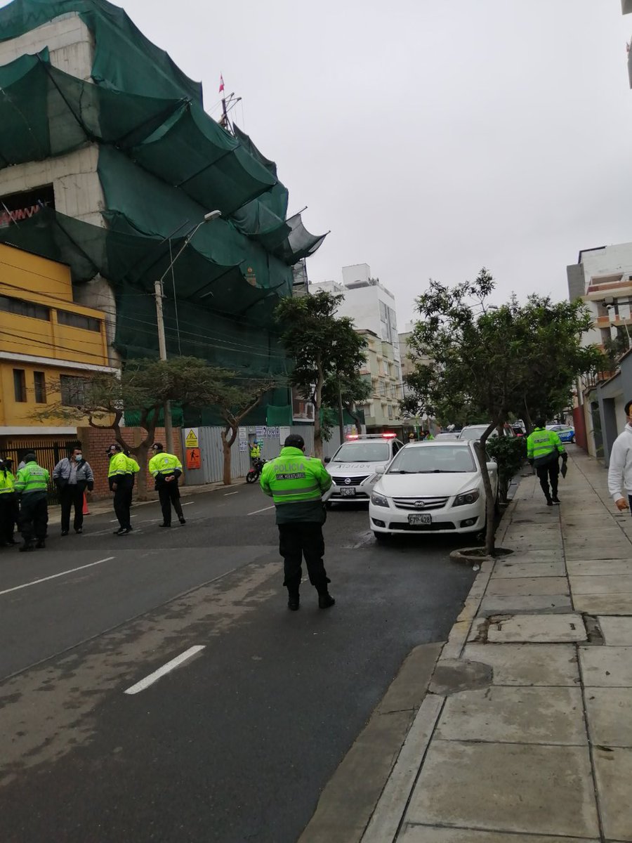 My_Lolita__'s tweet photo. Siendo casi las 9am, un vehículo pasó por la calle Francia, Miraflores tirando dinero 💵

La policía llegó inmediatamente ( no ahondaré en ello)  recopilando fajos de billetes esparcidos en la calle.

No más pobres en un país rico.

#miraflores #peru #laloteria #quieromiparte https://t.co/7JbfLE2rnN