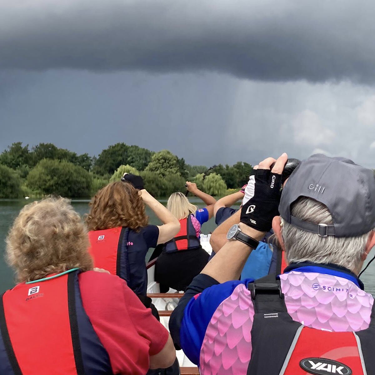 It was so good to get out on the water today at Dorchester Sailing Club. Wendy from <a href="/dbpinkchampagne/">Pink Champagne Dragon Boat Team</a> and Pink Royals helmed for us - thank you Wendy 😊
Check out the dramatic skies… we got drenched at the end! We had a visit from a stunning damselfly too 😍 #dragonboat #paddling