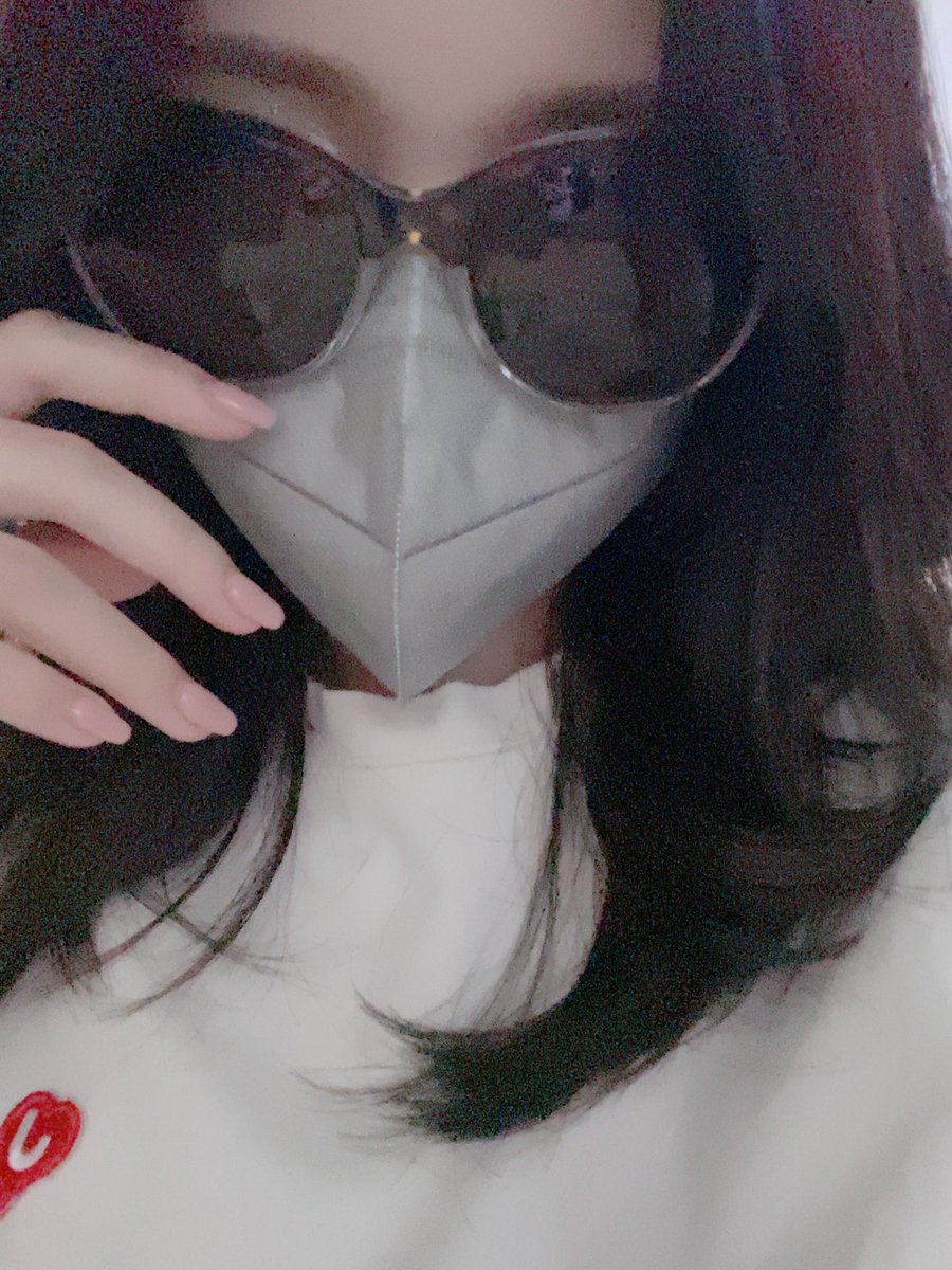 TWICEBUBBLETWT's tweet photo. 210801 🐧💭

"How was it? ㅋㅋ Am I look suspicious?? 😎"
"Leaving to work fairy" https://t.co/oCqn9EY0Mn