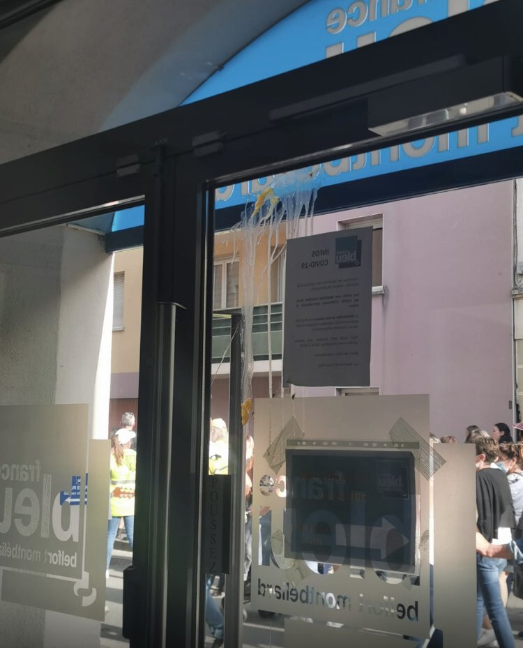 emilipou's tweet photo. La manif anti pass sanitaire s’arrête devant @bleubelfort, lance des œufs, au chant de « collabo »… alors que la journaliste est en train de monter le sujet qui leur donne la parole… https://t.co/q5xW4nu9XL