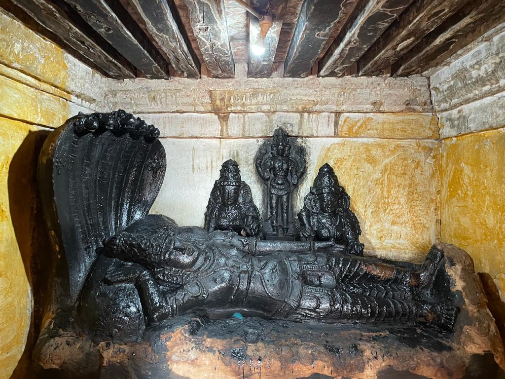 The members of <a href="/indiccollective/">Indic Collective</a> and <a href="/People4Dharma/">People For Dharma</a> arranged a cleanliness drive through <a href="/TamizhSanthosh7/">santhosh tamizh</a> to clean the 1400 yr old Vedanarayana Perumal temple in Sripuranthan (Ariyalur district) which has not seen pujas since 1986 and had become dilapidated
x.com/aravindgov/sta…