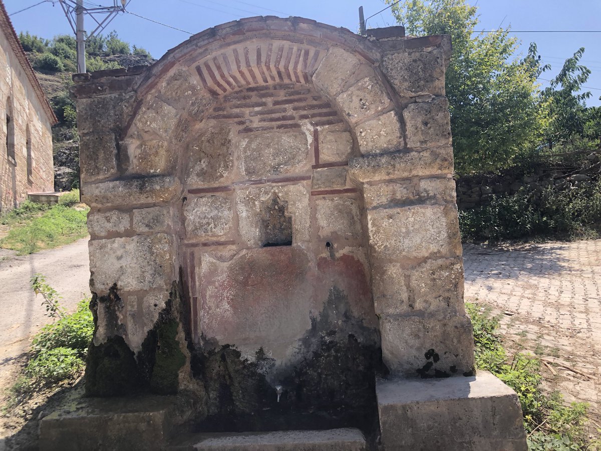mstfguclu's tweet photo. İlk Osmanlı sultanı Osman beyin ilk gelini (oğlu padişah olan) Orhan beyin hanımı, Yarhisar tekfurunun kızı Nilüfer hatun’un memleketi Yarhisar’a yaptırdığı cami ve çeşme https://t.co/0fjPfbp8wz