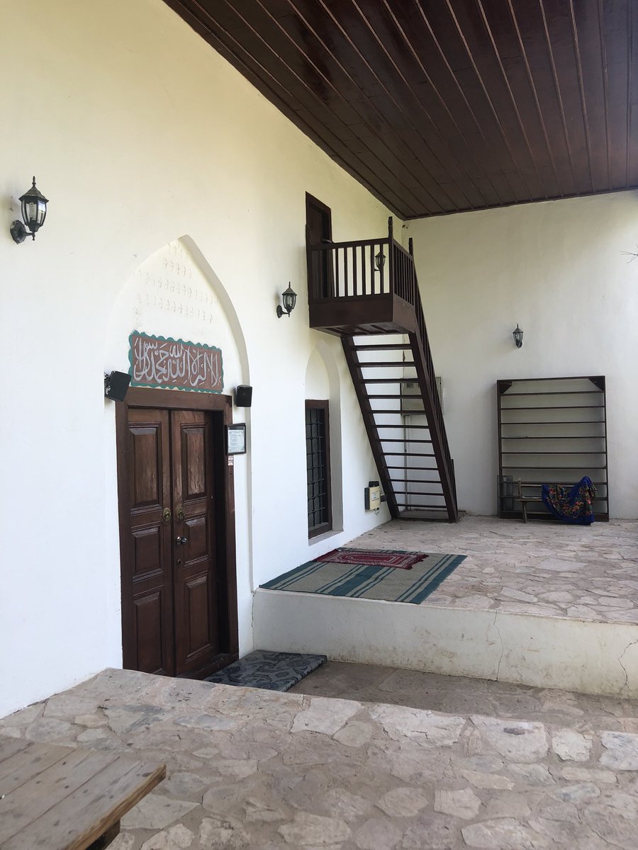 İlk Osmanlı sultanı Osman beyin ilk gelini (oğlu padişah olan) Orhan beyin hanımı, Yarhisar tekfurunun kızı Nilüfer hatun’un memleketi Yarhisar’a yaptırdığı cami ve çeşme