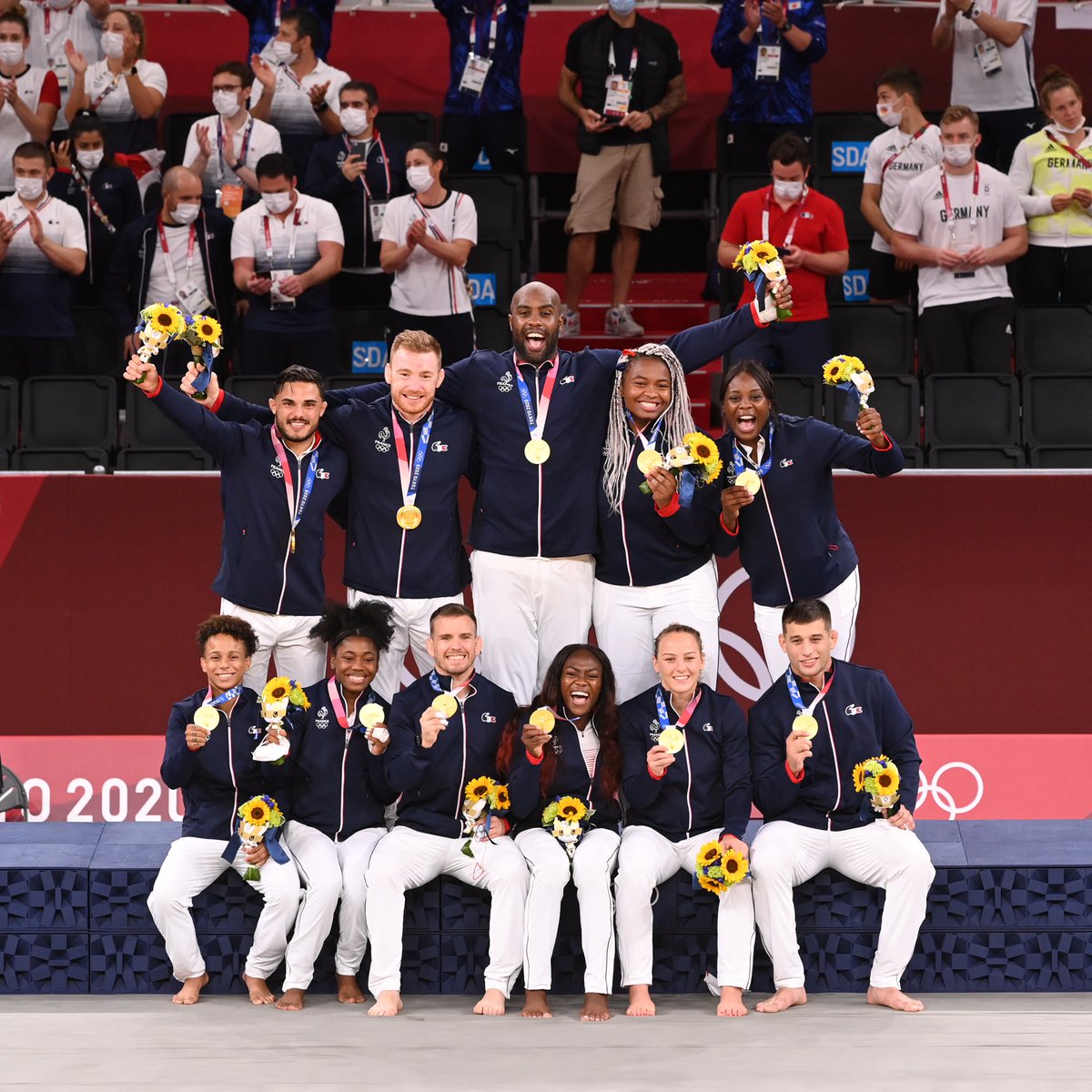 francejudo's tweet photo. 𝐔𝐧𝐢𝐬 &amp; 𝐟𝐢𝐞𝐫𝐬. 🥋🇫🇷

📸 KMSP/CNOSF
#UneSeuleEquipe #Tokyo2020 #FierdEtreJudoka https://t.co/WJjjIuK8it