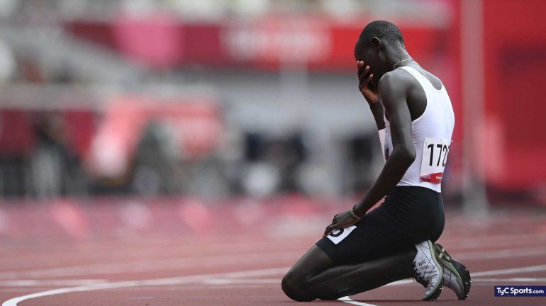 VSportsTM's tweet photo. Cuando James Chiengjiek (Sudán del Sur) tenía 7, su padre murió en la guerra civil y él emigró a Kenya. Ahora es atleta de Refugiados. Ayer, se cayó en los 800m. Rompió en llanto: “Quería hacer algo importante para llamar la atención sobre la situación de millones de personas”. https://t.co/PWSMM6pynk