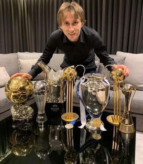 AdriRM33's tweet photo. Luka Modric ha sido el único jugador en la historia del fútbol que ha ganado el Balón de Oro, el trofeo del mejor jugador FIFA, el trofeo del mejor jugador de la UEFA y el trofeo al mejor jugador de la Copa del Mundo en un mismo año.

Una temporada 2017-2018 inolvidable. https://t.co/JaTPKU4ATf
