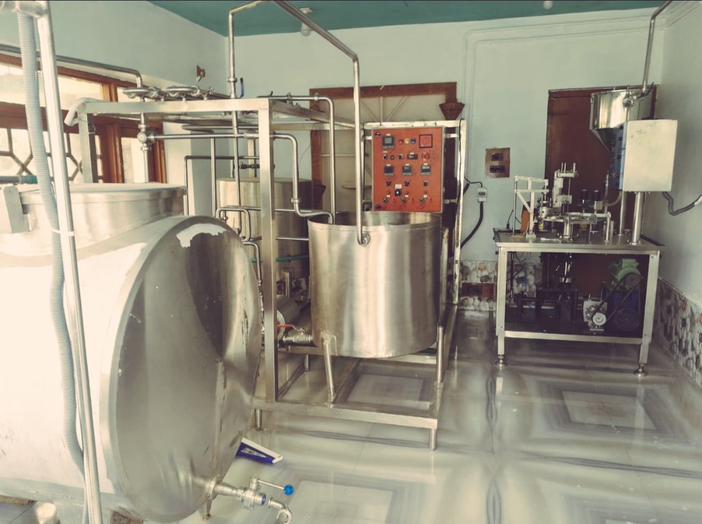 KashmirIndus's tweet photo. providing employment to 25 person with a monthly production of 45000 litres. (2/2)
#transformJK #PMEGP
@diprjk 
@DoIC_JK 
@dcganderbal https://t.co/yHhPYGU9xc