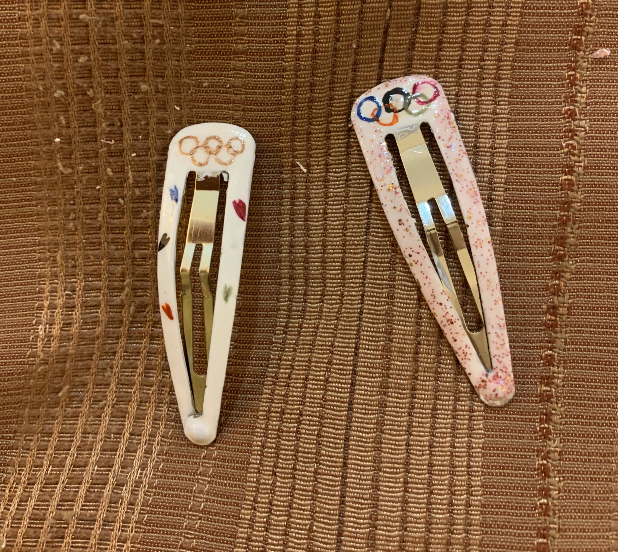 杉原愛子 Aiko Sugihara 不器用ながらも自分でジェルネイルしたり ヘアピンをオリンピック柄で作ってみました 右利きなので右の爪は難しいです なので右手の桜柄の爪は瞳ちゃんに書いてもらいました セルフジェルネイル オリンピックネイル