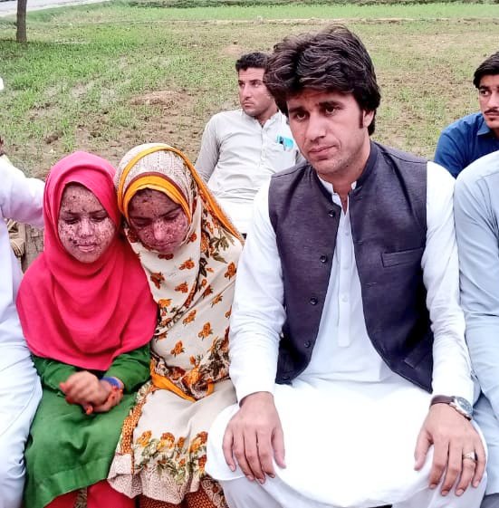 RehanZeb21's tweet photo. Appeal! Four daughters of a poor labor in Salarzai Chinar district Bajaur, suffering from a serious skin disease, are waiting for your help. These girls want to study in school and madrasa but cannot go out of the house due to this disease and discomfort. hers poor father ..2/1 https://t.co/htPmHYxeih