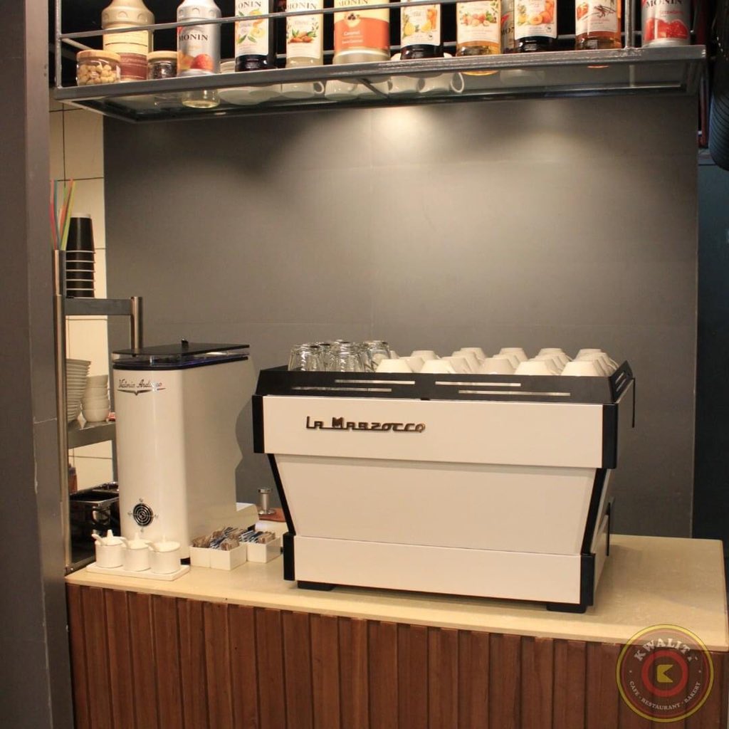 threeonecoffee's tweet photo. Finished installing #MythosOne and custom @lamarzocco #LineaPB in matte white powder coat with a brass finish logo for our friends at Kwality Cafe &amp; Bakery in Gurgaon
#ThreeOneCoffee #KwalityCafeBakery #LaMarzocco #VictoriaArduino #CustomCoffeeMachine #SpecialtyCoffeeEquipment https://t.co/VjuxXpK28j