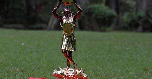 FKF Unveils New Kenya Premier League Trophy 
ghettoradio.co.ke/fkf-unveils-ne…  #Offside #BKPL