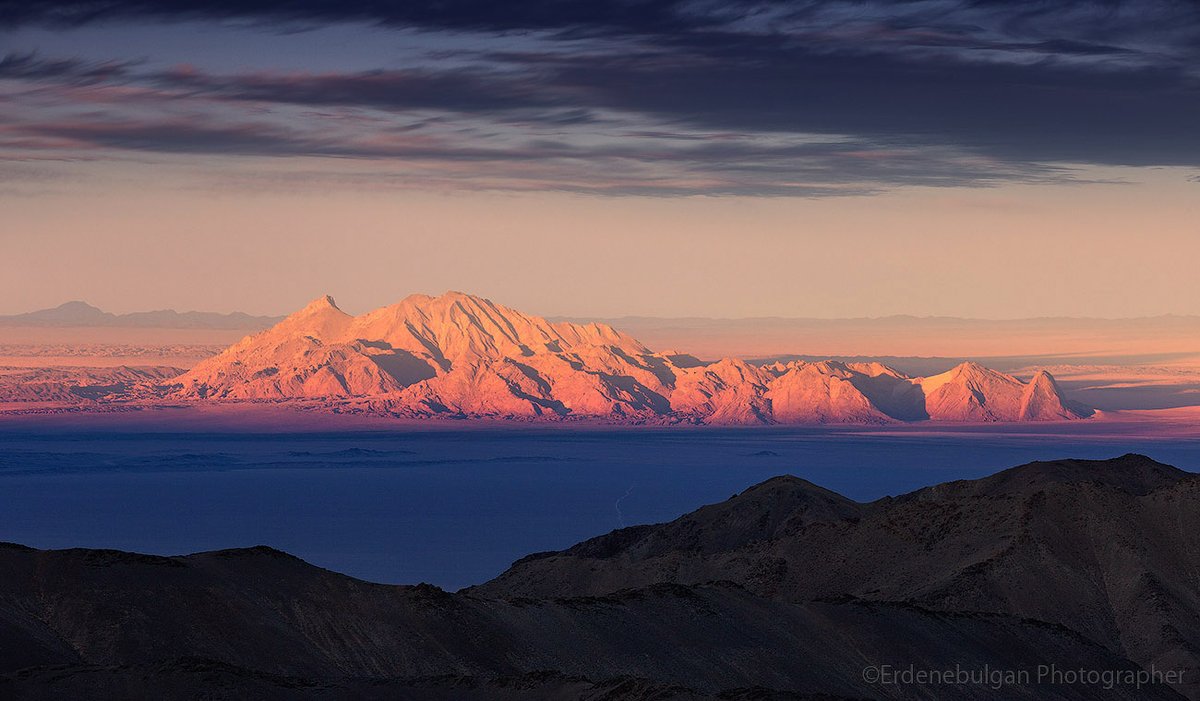 Өглөөний наранд гэрэлтэх Ээж хайрхан. Говь-Алтай аймаг.
©instagram.com/erdenebulgan_p…