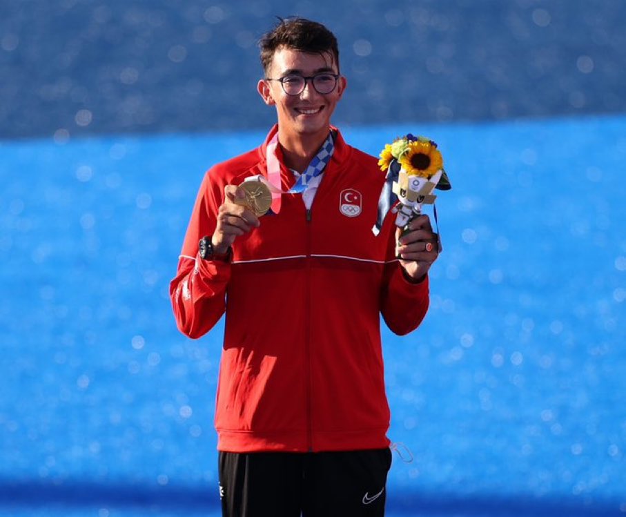 Okçuluk dalında Olimpiyat Altın Madalyası kazanarak tarih yazan Mete Gazoz’u tebrik ederiz Bu gurur Türkiye’nin..🇹🇷🇹🇷