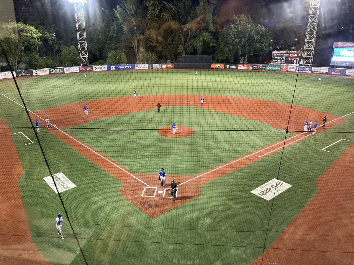 journal_league's tweet photo. @indyballpod @CapitalesQuebec @Aigles_TR Thank you, sir! We worked very hard to make it happen and it was worth every second when you look at the night we had, wow! My view from the working station: https://t.co/ElQ5C1ziES