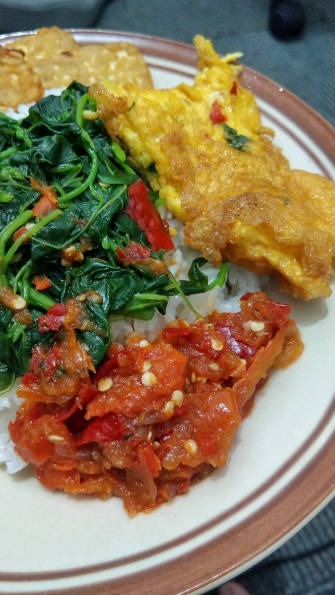 nksthi's tweet image. Resep sambelnya ada di tweet kedua. Bentar baru kepedesen enak bangeeeet. 😭