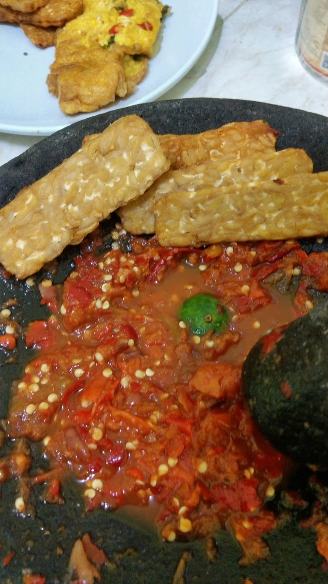 nksthi's tweet image. Resep sambel sambat:

Rawit 5 (optional)
Cabe merah 3 (optional)
Brambang 3 (optional)
Trasi segede lobang idung (optional)
Tomat 3/4 (optional)
Garem seujung colokan flashdisk (optional)
Micin seujung colokan USB type C (optional)
Jeruk limau separo (optional)

ULEG! (optional)