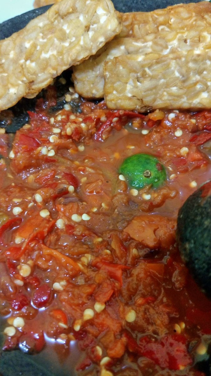 nksthi's tweet image. Resep sambel sambat:

Rawit 5 (optional)
Cabe merah 3 (optional)
Brambang 3 (optional)
Trasi segede lobang idung (optional)
Tomat 3/4 (optional)
Garem seujung colokan flashdisk (optional)
Micin seujung colokan USB type C (optional)
Jeruk limau separo (optional)

ULEG! (optional)
