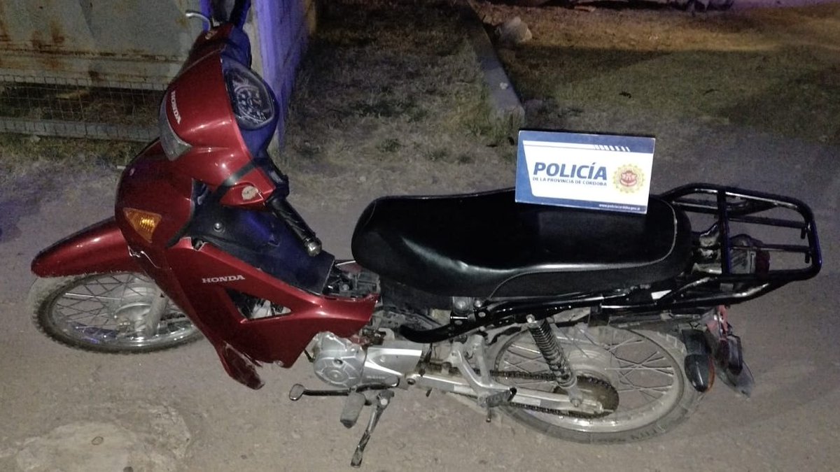 PoliciaCbaOf's tweet photo. Tras patrullajes preventivos realizados por personal del #CAPIII en Bº #SantaIsabel y #BellaVista se procedió al secuestro de una motocicleta Honda Wave que presenta adulteraciones y de un automóvil Volkswagen Gol que habría sido sustraído en el sector. https://t.co/f2hLTEixF8