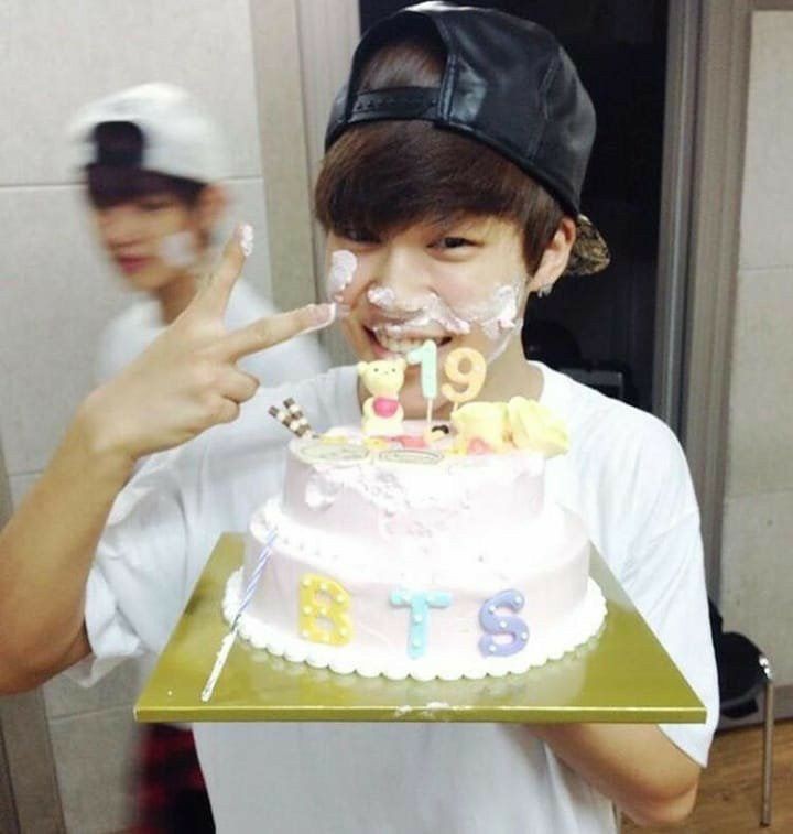_jiminiee__'s tweet photo. Happy birthday to me 😊💜🎂

First of all i want to say thank you BTS and ARMY for changing my life🥺 
And i miss you all so much 
And jimin too🥺.and i hope he comes live cz i miss jimin solo vlive so much🥺💜 https://t.co/rgqBxYOgRu