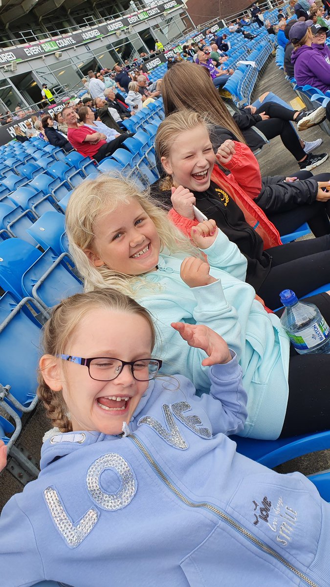 JulesBeaumont10's tweet photo. @thehundred #thehundred #headingley @loulabellehen First time at a hundred game @rockinghamccc #allstars #dynamos #womenscricket https://t.co/voaF1JKRPw