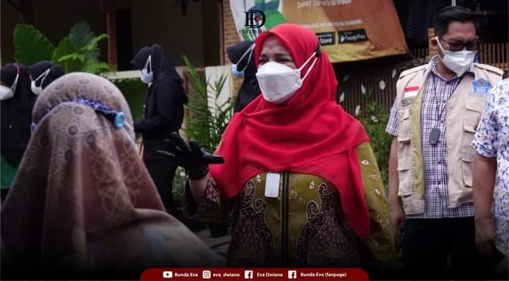 SrikandiLPG's tweet photo. Pagi tadi Sabtu (31/7) @Bunda_EvaDwiana
mengunjungi posko gerakan tetangga jaga tetangga, gerakan ini di inisiasikan oleh sejumlah kelompok masyarakat yang ada di Jalan Kelud I, Perumnas Way Halim, Bandarlampung.

#BundaEva #EvaDwiana https://t.co/lrsjQbIKEK