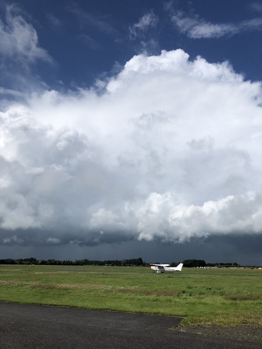 Vandaag heerlijk rondvluchten en vlieglessen vliegen tussen de prachtige zomerse Hollande wolken. Boek een #rondvlucht of #vliegles via vliegexperience.nl