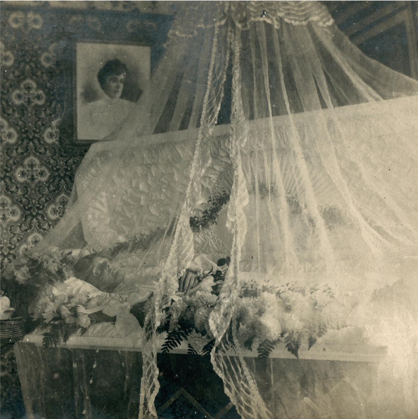 PostMortemBook's tweet photo. From the birth of photography in 1839 until well into the 20th century, post mortem photography became a widespread practice. With them, families captured an image or its of their loved ones who, due to the novelty of the technique or its high cost, had never been photographed. https://t.co/mv9Aeee21d