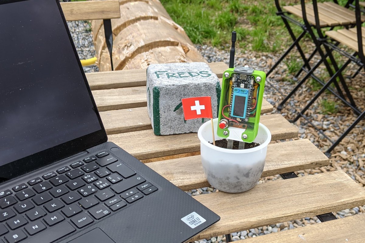 FabLab_Bern's tweet image. Letzte Vorbereitungen für den Workshop von nächster Woche. Funktionstest in Freds Garten in Thun: Check 🙂
#thunerferienpass #diy #lorawan #sensordata