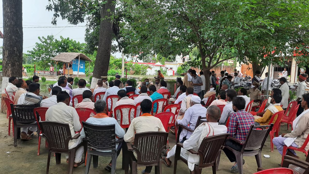 comahsi's tweet photo. @bahraichpolice थाना बौण्ड़ी परिसर में ग्राम प्रधान व बीपीओ के साथ मीटिंग की गई, जिसमें बीट प्रणाली,  गांव के संभ्रांत व्यक्तियों तथा ग्राम स्तर के समस्त विवादों के बारे में अभिसूचना उपलब्ध कराए जाने पर चार्चा की गई ! ग्राम प्रधान व BPO से आपस में वार्ता/ संवाद स्थापित कराया गया! https://t.co/wKCvjHTlzd