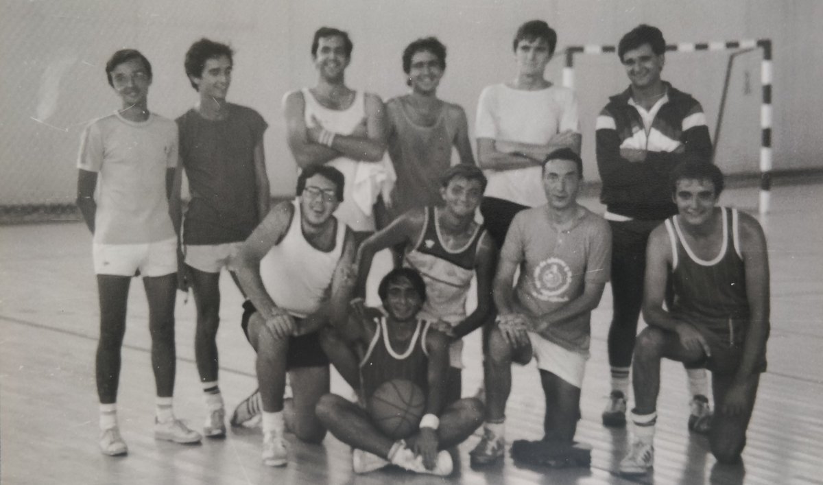 JTempul's tweet photo. @keygalan Pabellón deportivo de Puerto Real, 1988. Algunos alumnos jugando al baloncesto con Miguel Ángel. https://t.co/r9DBtu5Hvg