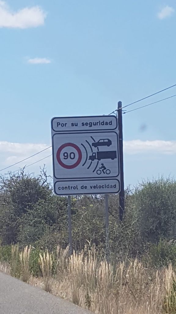 AntoniMartianez's tweet photo. Si no ho amoll me farà mal. Fa anys que veig dos rètols en castellà (aquest n'és un) cada pic que circul per la carretera que va de Felanitx a Campos, un a l'anada i l'altre a la tornada. #NormalitzaMallorca @PLlenguaIlles @IvanSevillanoMi https://t.co/vADihDWgRX