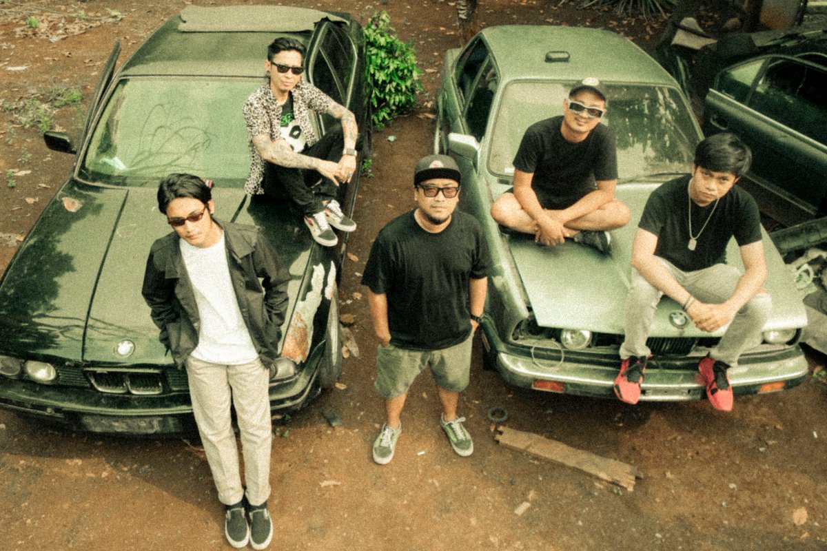 new guy, new concect, but still punks and still sucks